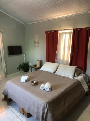 Casa aconchegante em Arraial d'Ajuda - 1 Quarto com 2 camas, Cozinha e Banheiro